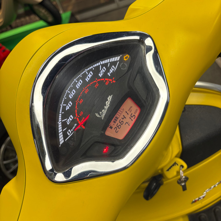 موتورسیکلت وسپا جیتیاس ۱۳۹۷ زردمات