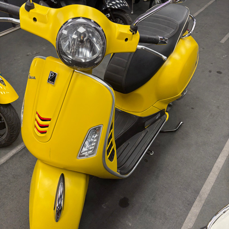 موتورسیکلت وسپا جیتیاس ۱۳۹۷ زردمات