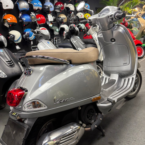 موتورسیکلت وسپا وی ایکس ال 1402 نقره ای